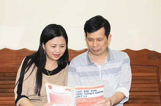 Thầy Tuấn trao đổi kinh nghiệm giảng dạy với vợ cùng công tác chung trường. Thầy Tuấn trao đổi kinh nghiệm giảng dạy với vợ cùng công tác chung trường.