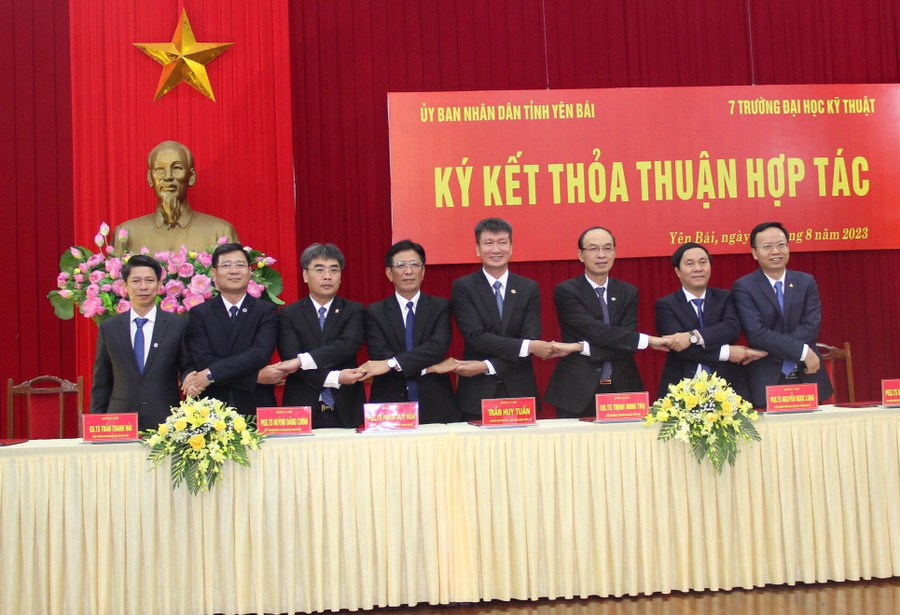 Lãnh đạo tỉnh Yên Bái và lãnh đạo 7 trường đại học kỹ thuật thể hiện quyết tâm thực hiện tốt thỏa thuận hợp tác.