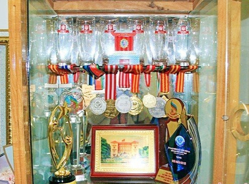 Cúp, huy chương về thành tích dạy tốt của thầy Tuấn và người vợ được cất giữ trong tủ. Cúp, huy chương về thành tích dạy tốt của thầy Tuấn và người vợ được cất giữ trong tủ.
