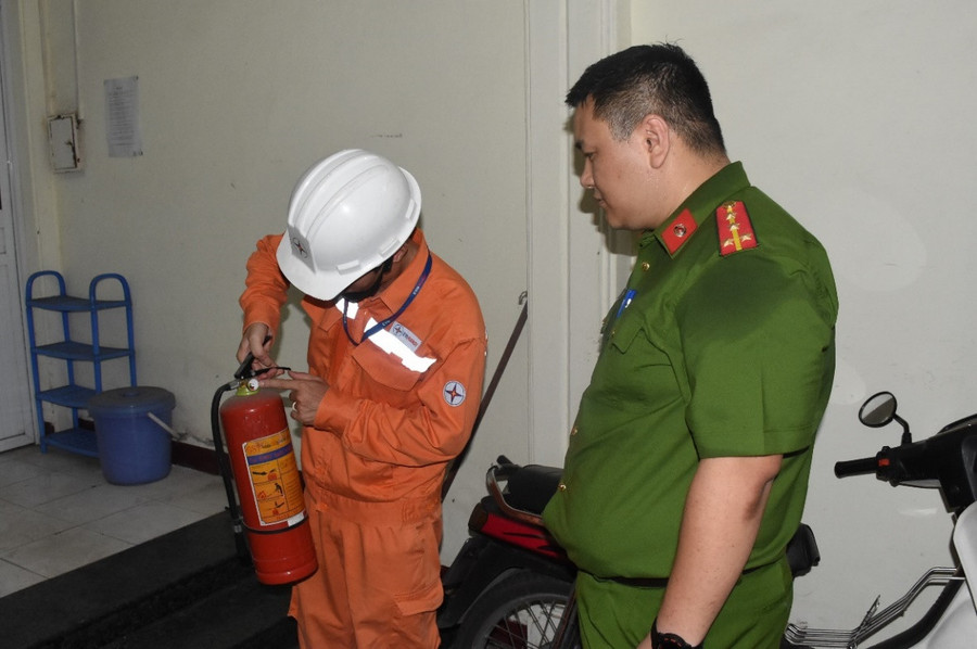 EVNHANOI phối hợp với công an PCCC kiểm tra bình cứu hỏa tại chung cư mini thuộc quận Ba Đình EVNHANOI phối hợp với công an PCCC kiểm tra bình cứu hỏa tại chung cư mini thuộc quận Ba Đình