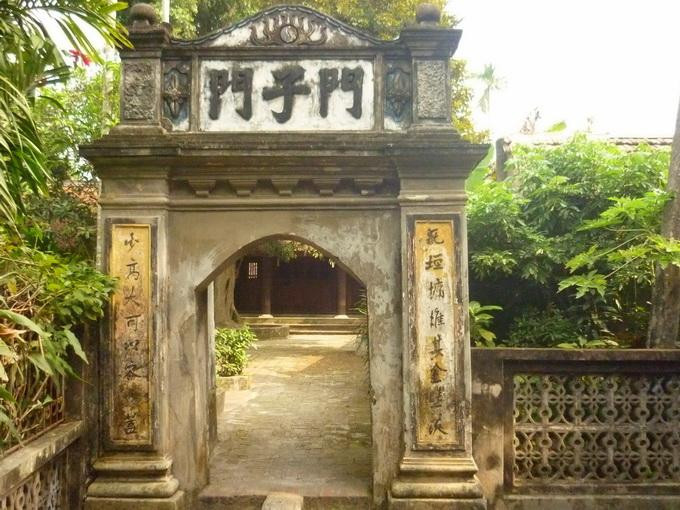 Nguyễn Khuyến là hậu duệ họ ngoại của Hoàng giáp Trần Hữu Thành (cổng đền thờ nhà thơ Nguyễn Khuyến). Nguyễn Khuyến là hậu duệ họ ngoại của Hoàng giáp Trần Hữu Thành (cổng đền thờ nhà thơ Nguyễn Khuyến).