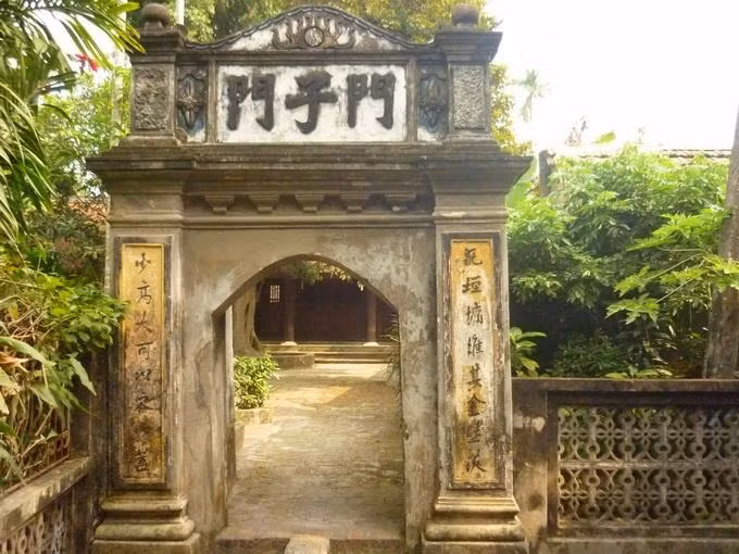 Nguyễn Khuyến là hậu duệ họ ngoại của Hoàng giáp Trần Hữu Thành (cổng đền thờ nhà thơ Nguyễn Khuyến). Nguyễn Khuyến là hậu duệ họ ngoại của Hoàng giáp Trần Hữu Thành (cổng đền thờ nhà thơ Nguyễn Khuyến).