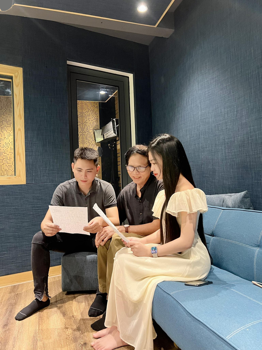 Nhạc sĩ Lê Minh (giữa) hướng dẫn ca sĩ tập ca khúc mới. Nhạc sĩ Lê Minh (giữa) hướng dẫn ca sĩ tập ca khúc mới.