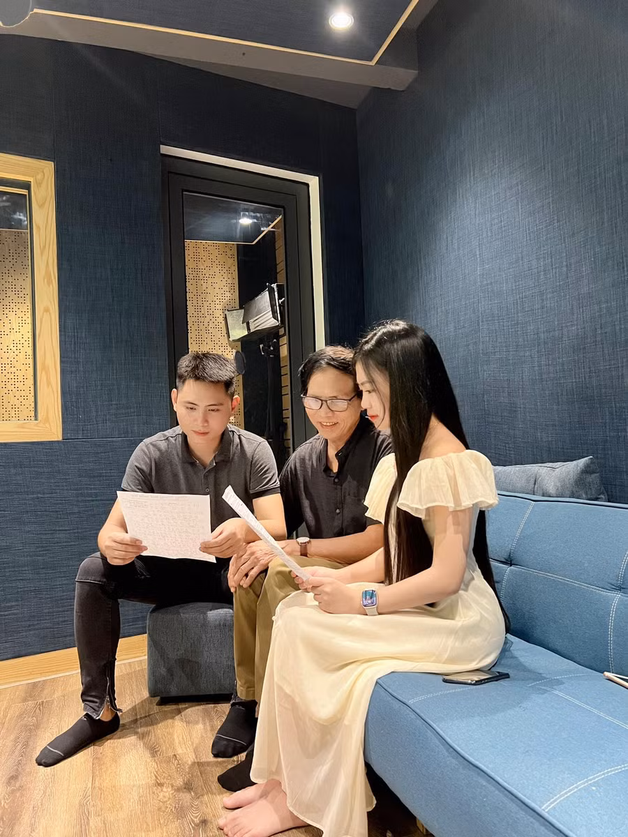 Nhạc sĩ Lê Minh (giữa) hướng dẫn ca sĩ tập ca khúc mới.