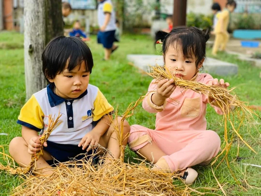 Việc kết hợp trò chơi dân gian vào dạy học giúp trẻ có nhiều cơ hội tiếp xúc với môi trường sống xung quanh, tránh xa các thiết bị công nghệ.