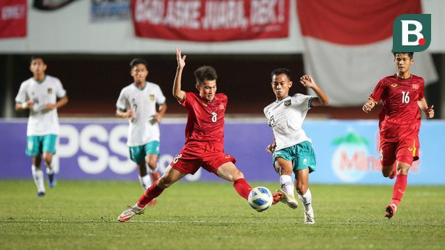 Việt Nam (áo đỏ) thua chủ nhà Indonesia 0-1 trong trận chung kết U16 Đông Nam Á 2022. Việt Nam (áo đỏ) thua chủ nhà Indonesia 0-1 trong trận chung kết U16 Đông Nam Á 2022.