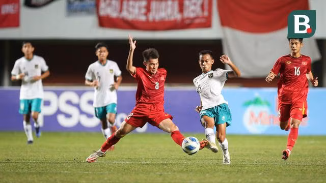 Việt Nam (áo đỏ) thua chủ nhà Indonesia 0-1 trong trận chung kết U16 Đông Nam Á 2022.