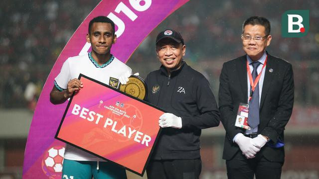 Thủ quân Iqbal Gwijangge của Indonesia nhận giải Cầu thủ xuất sắc nhất giải U16 Đông Nam Á 2022. Thủ quân Iqbal Gwijangge của Indonesia nhận giải Cầu thủ xuất sắc nhất giải U16 Đông Nam Á 2022.