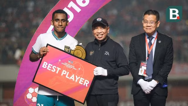 Thủ quân Iqbal Gwijangge của Indonesia nhận giải Cầu thủ xuất sắc nhất giải U16 Đông Nam Á 2022.