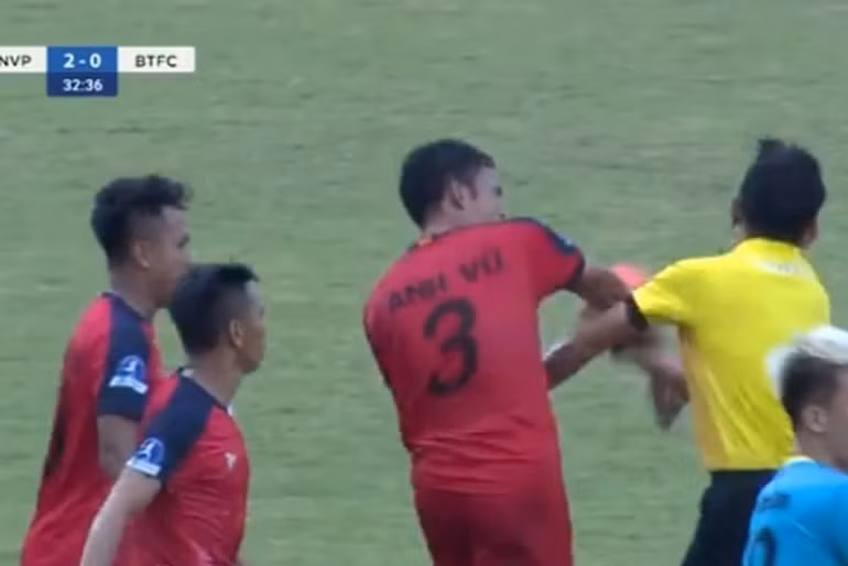 Hình vi đấm trọng tài của Ngô Anh Vũ đã phải nhận án phạt thích đáng.