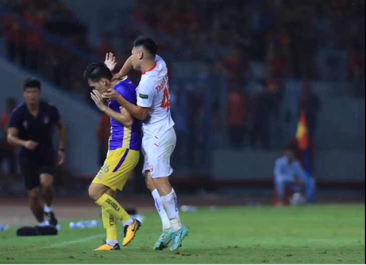 Cầu thủ Hải Phòng bóp cổ cầu thủ Hà Nội tại giải giao hữu tứ hùng tối 10/6.
