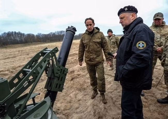 Số người điều khiển hệ thống trên chiếc xe chiến đấu là 3 người.