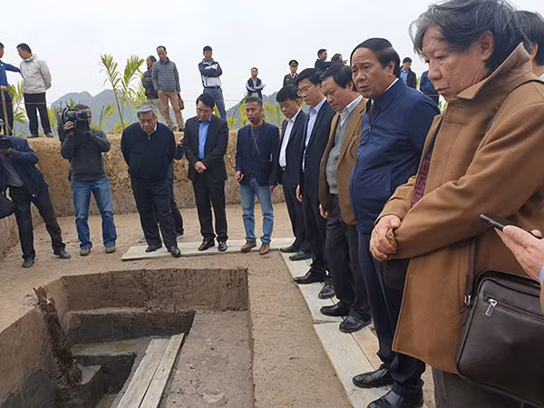 Các nhà sử học và khảo cổ học thăm bãi cọc tại cánh đồng Cao Quý