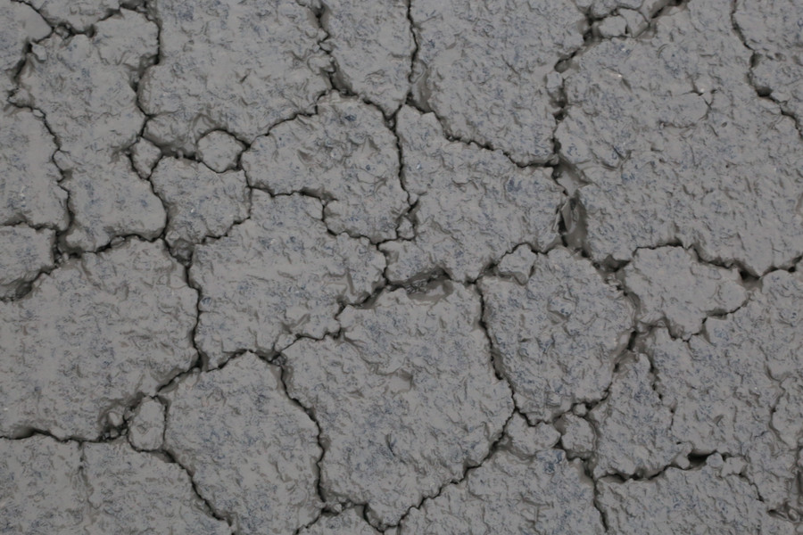 Mặt đường bị xuống cấp, lớp bê tông nhựa bị rạn nứt, vỡ nát. Ảnh: Đ. Đức