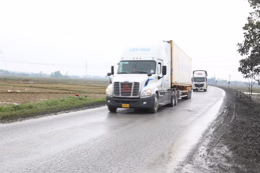 Sau khi khai thác cao tốc, lưu lượng xe chạy vào tuyến ĐT.585C tăng đột biến. Ảnh: Đ. Đức Sau khi khai thác cao tốc, lưu lượng xe chạy vào tuyến ĐT.585C tăng đột biến. Ảnh: Đ. Đức