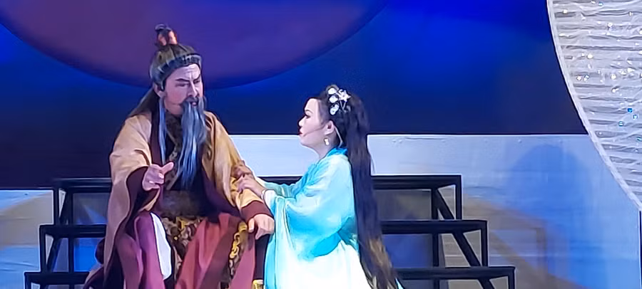 Một cảnh trong vở 'Khúc tiên chúa – Phượng múa trời Nam' của Đoàn Hoa Mai, Nhà hát Cải lương Hà Nội. Ảnh: Bình Thanh.