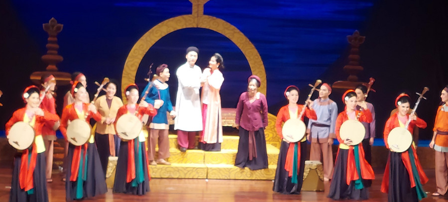 Một cảnh trong vở 'Cung thương một khúc' của Nhà hát Chèo Hà Nội. Ảnh: Bình Thanh. Một cảnh trong vở 'Cung thương một khúc' của Nhà hát Chèo Hà Nội. Ảnh: Bình Thanh.