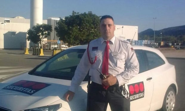 Sabau là vệ sĩ cho công ty an ninh Securitas, Tây Ban Nha. Sabau là vệ sĩ cho công ty an ninh Securitas, Tây Ban Nha.