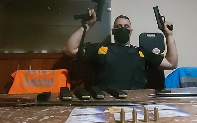 Sabau đăng ảnh chụp cùng vũ khí lên mạng xã hội trước vụ xả súng. Sabau đăng ảnh chụp cùng vũ khí lên mạng xã hội trước vụ xả súng.