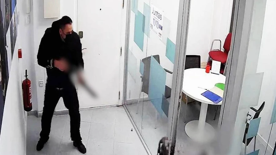 Ảnh cắt từ camera Công ty Securitas khi vụ xả súng nổ ra.