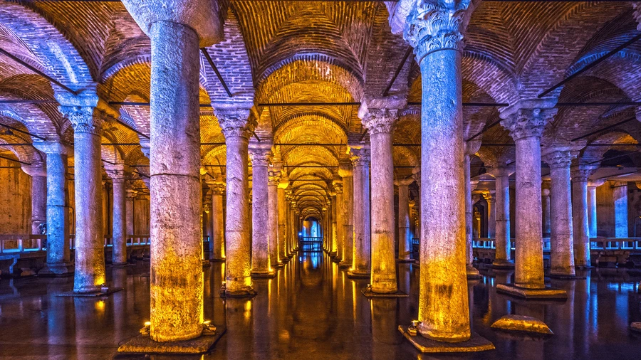 Những cột đá cẩm thạch trong bể chứa nước Basilica Cistern, Thổ Nhĩ Kỳ.