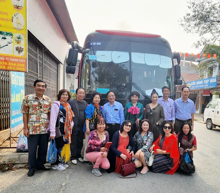 Nhà văn Nguyễn Thị Vân Anh (hàng đứng, thứ tư từ trái qua) tham gia đoàn thực tế sáng tác tại Ba Vì. Ảnh: NVCC.
