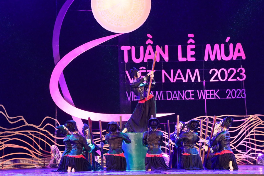 Tác phẩm múa &apos;Giã vải&apos; của biên đạo Hà Trung. Ảnh: Thanh Hoa.