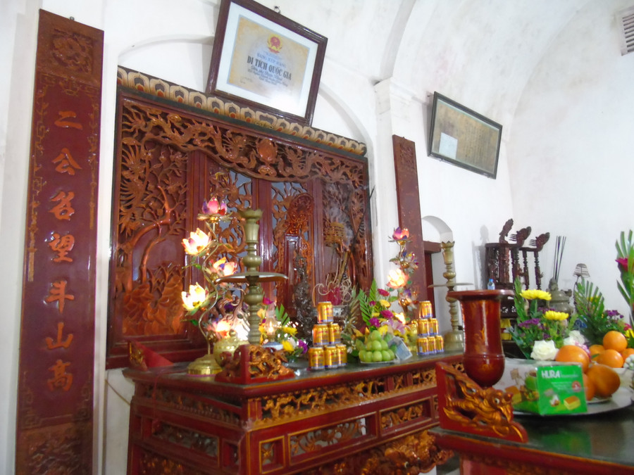 Ban thờ Tiến sĩ Doãn Khuê.