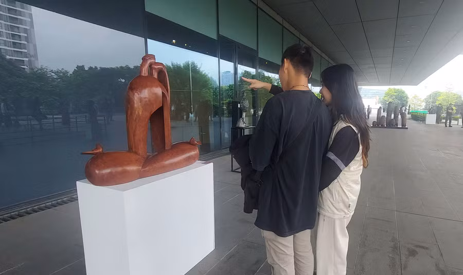 Triển lãm chính là cơ hội để tác phẩm của họa sĩ được tiếp cận với công chúng. Ảnh: Bình Thanh.