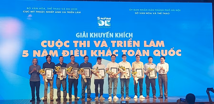 Nhiều họa sĩ trẻ giành giải thưởng Cuộc thi và Triển lãm 5 năm Điêu khắc toàn quốc. Ảnh: Bình Thanh