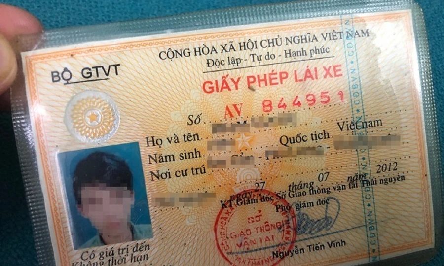 Đổi giấy phép lái xe máy bìa giấy sang thẻ bìa cứng (thẻ PET) giúp đồng bộ thông tin, dễ dàng quản lý.