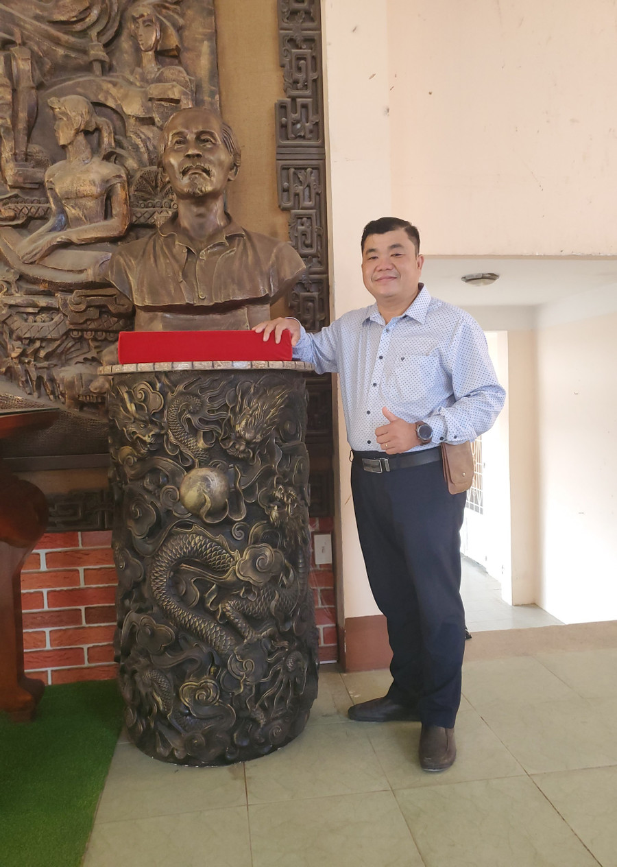 Nhà điêu khắc Châu Trâm Anh bên tượng cụ Nguyễn Sinh Sắc. Nhà điêu khắc Châu Trâm Anh bên tượng cụ Nguyễn Sinh Sắc.