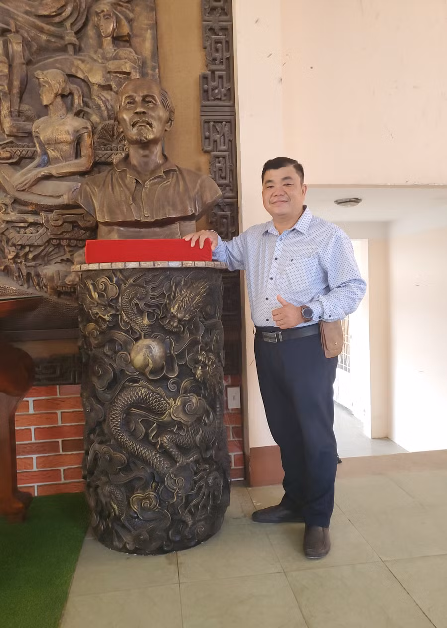 Nhà điêu khắc Châu Trâm Anh bên tượng cụ Nguyễn Sinh Sắc.