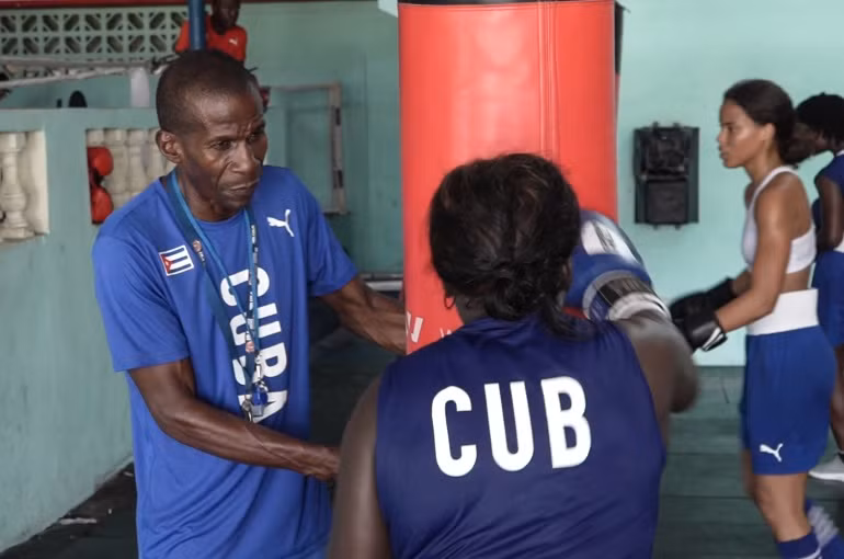 Nữ võ sĩ Yakelin Estornell đánh vào bao cát. Ảnh: Al Jazeera.