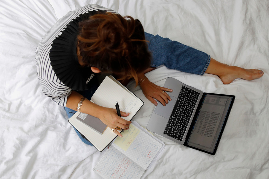 Mang tiếng làm 'nghề lười', các 'gái lười' phải ôm đồm nhiều việc một lúc và chịu trách nhiệm một mình. Ảnh: Bloomberg.com Mang tiếng làm 'nghề lười', các 'gái lười' phải ôm đồm nhiều việc một lúc và chịu trách nhiệm một mình. Ảnh: Bloomberg.com