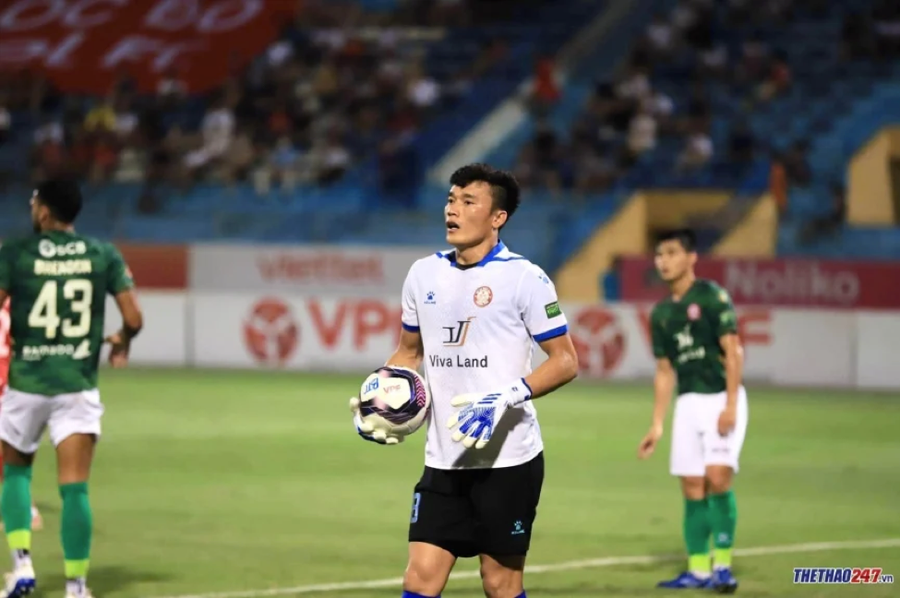 Thủ môn Bùi Tiến Dũng bất ngờ được huấn luyện viên Vũ Tiến Thành khen ngợi. Thủ môn Bùi Tiến Dũng bất ngờ được huấn luyện viên Vũ Tiến Thành khen ngợi.