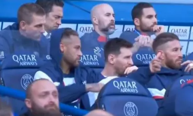 Neymar và Messi ngồi trên băng dự bị sau đó xin huấn luyện viên PSG cho về trước ở trận thắng Auxerre 5-0. Neymar và Messi ngồi trên băng dự bị sau đó xin huấn luyện viên PSG cho về trước ở trận thắng Auxerre 5-0.