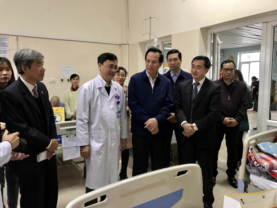 Đại diện Bộ Lao động – Thương binh và Xã hội, Quỹ Bảo trợ trẻ em Việt Nam đã đến thăm và tặng quà cho bệnh nhi