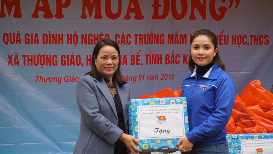 Cô La Hoàng Oanh nhận quà tặng từ đoàn thiện nguyện