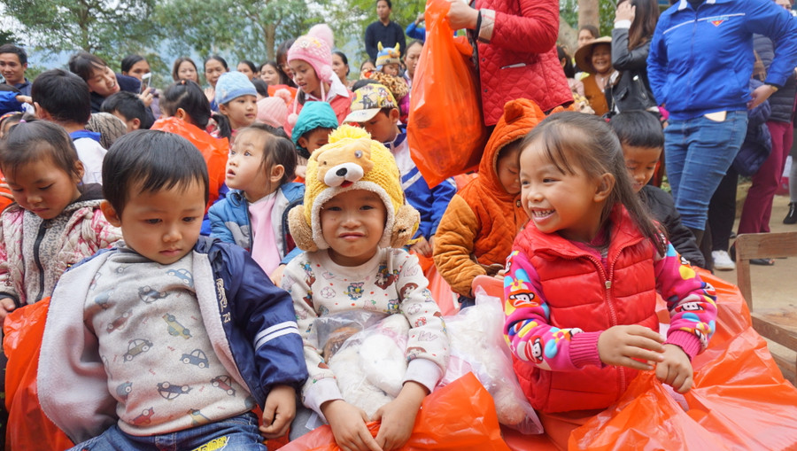 Học sinh Trường mầm non Thượng Giáo vui mừng khi được nhận quà