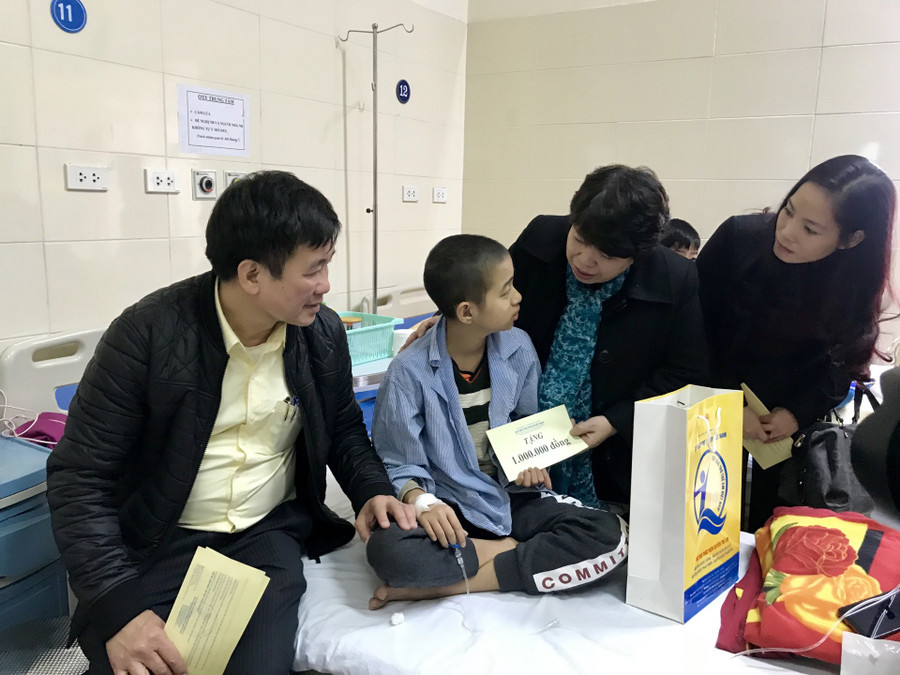 Bà Nguyễn Thúy Anh, Chủ nhiệm Ủy ban Về các vấn đề Xã hội của Quốc hội thăm hỏi, trao qùa cho bệnh nhi