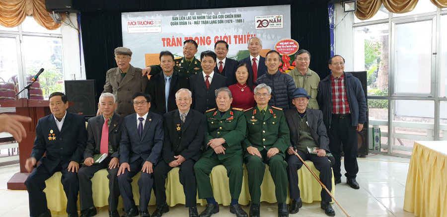 Đại biểu và BTC chụp ảnh kỷ niệm sau buổi gặp mặt