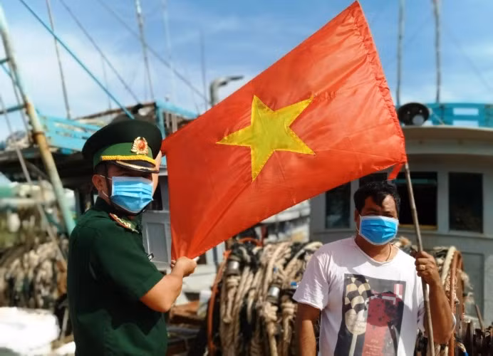 Với ngư dân Ngô Văn Bông, cờ Tổ quốc là “báu vật” không thể thiếu trong mỗi chuyến vươn khơi.