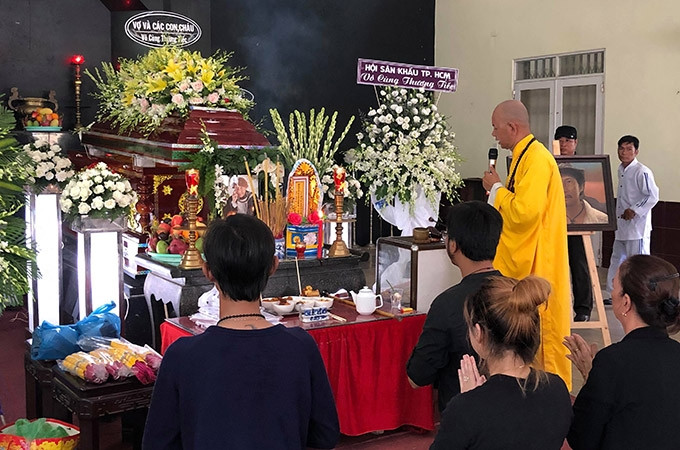 Nghệ sĩ Lê Bình được các sư thầy làm lễ trong buổi chiều 1/5.