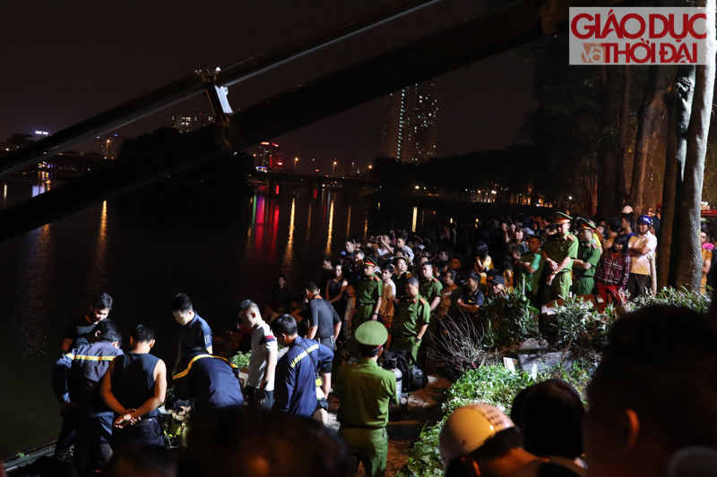 Rất đông người dân theo dõi lực lượng chức năng trục vớt xếp hộp.