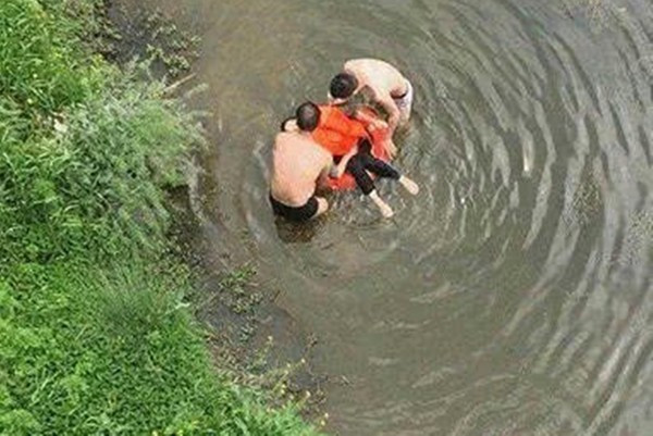 Mâu thuẫn với nhà chồng, người phụ nữ dẫn 2 con nhảy sông tự vẫn và dáng vẻ cuối cùng của đứa trẻ lớn hơn gây xót xa hơn cả - Ảnh 3. Mâu thuẫn với nhà chồng, người phụ nữ dẫn 2 con nhảy sông tự vẫn và dáng vẻ cuối cùng của đứa trẻ lớn hơn gây xót xa hơn cả - Ảnh 3.