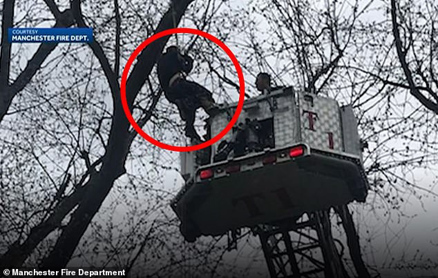 Lực lượng cứu hộ đã nhanh chóng giải cứu người đàn ông.