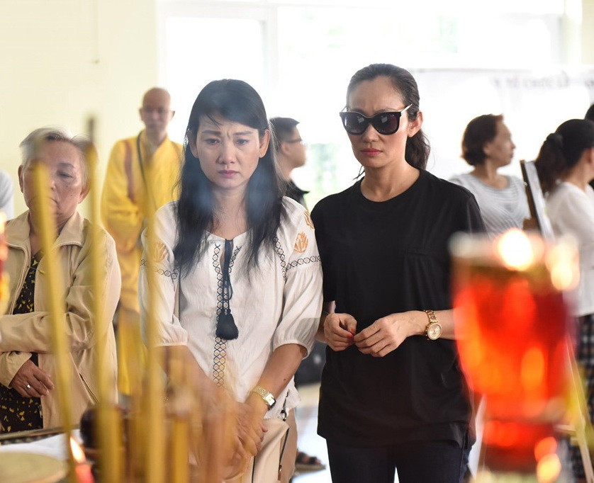 Nghệ sĩ Mỹ Uyên và Hạnh Thúy lặng người bật khóc trước di ảnh của Lê Bình - Ảnh: Bá Ngọc