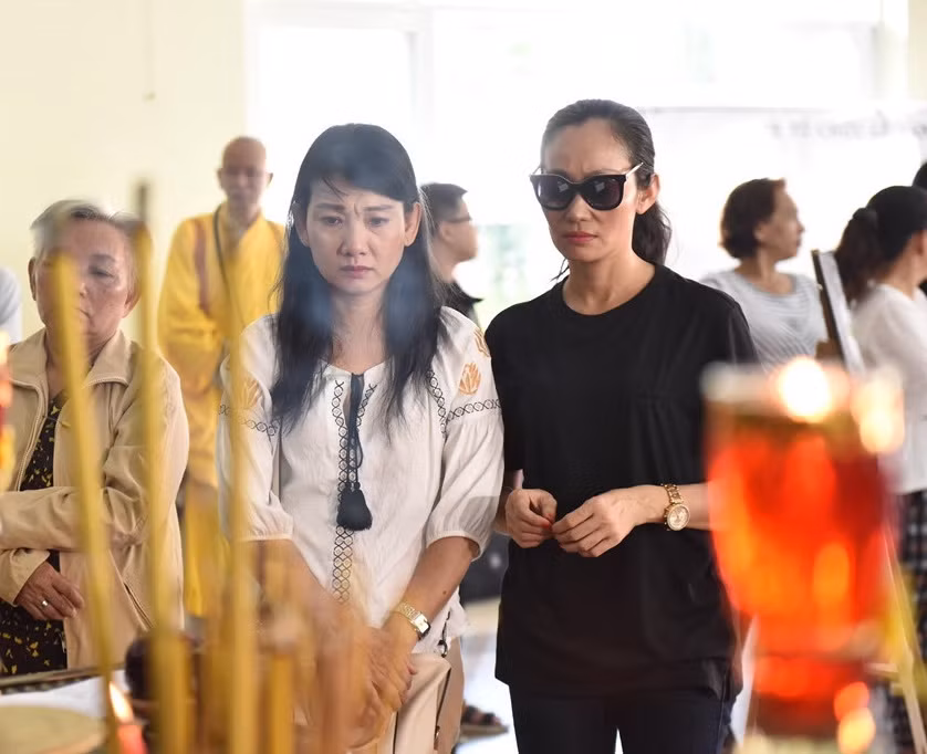 Nghệ sĩ Mỹ Uyên và Hạnh Thúy lặng người bật khóc trước di ảnh của Lê Bình - Ảnh: Bá Ngọc