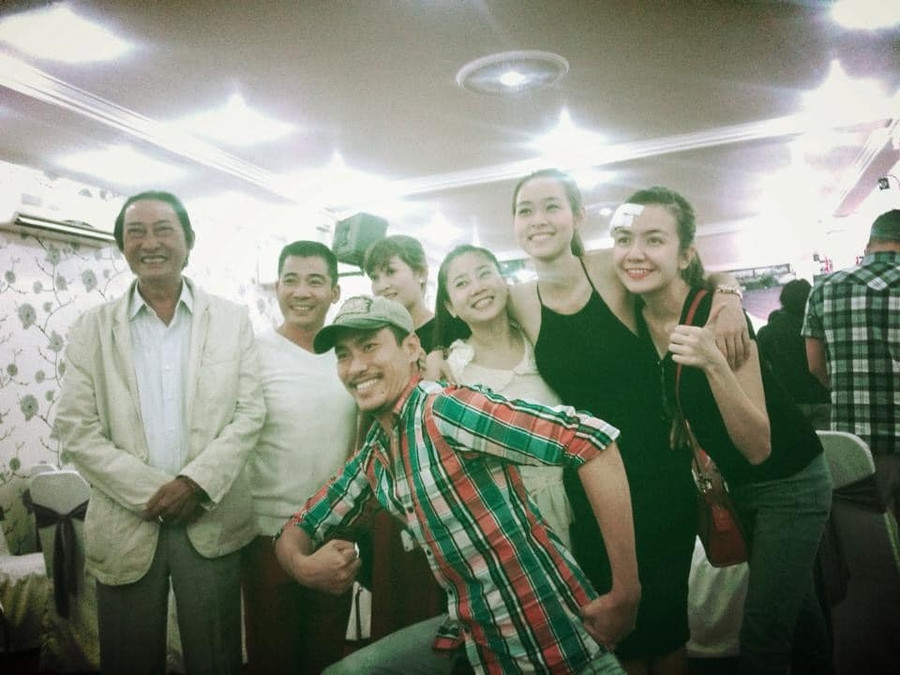 Mai Phương cũng xúc động khi nhìn lại tấm hình đầy kỉ niệm cô cùng diễn viên Ái Châu, Kiều Minh Tuấn và nghệ sĩ Lê Bình.